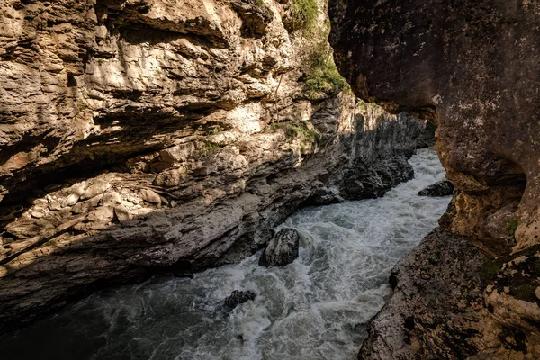 Hızlı river gorge akışında