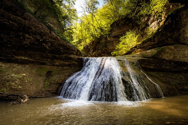 Kayalarda pitoresk şelale