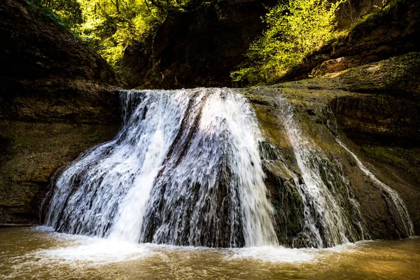 Kayadan düşen su akışı sıçramasına