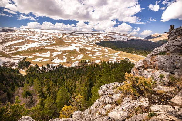 Kuzey Kafkasya dağlarının muhteşem görünümü