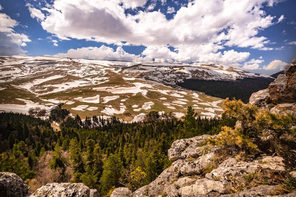 Karlı dağ güneş ışığı altında lekeler