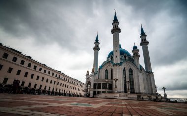 Cami ile kasvetli günde kare