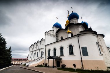 Beyaz duvarlı katedral güzel