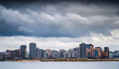 Yukarıda bulutlu modern şehir