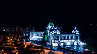 Işıklı binanın havadan görünümü