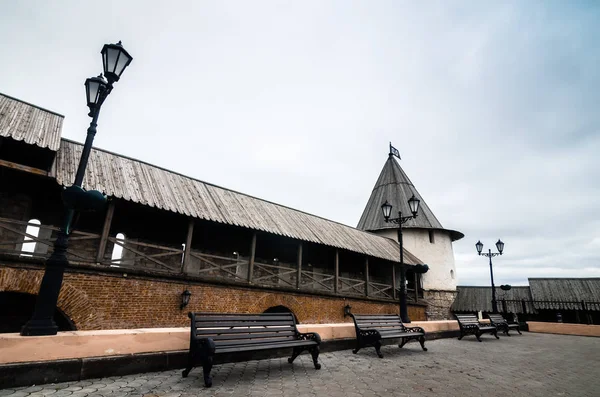 Sokak Tarihi kompleksi içinde banklar ile