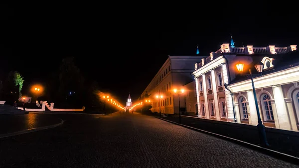 Вулиця старого комплексу освітлена в нічний час — стокове фото