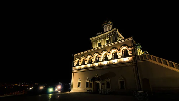Edificios en la noche que brillan con lámparas — Foto de Stock