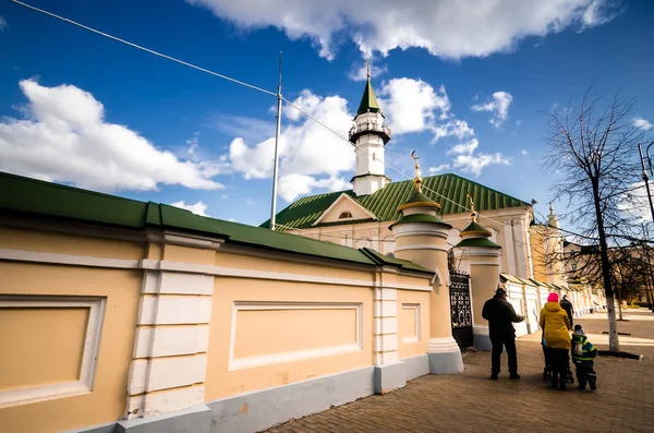 Turistické poblíž stěny mešity — Stock fotografie