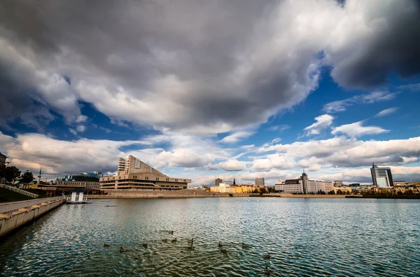 Bulutların üzerinde göl ve şehir