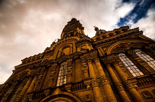 Gökyüzü arka plan üzerinde mimari anıt