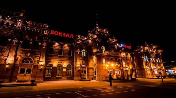 Gece parlayan tren istasyonu