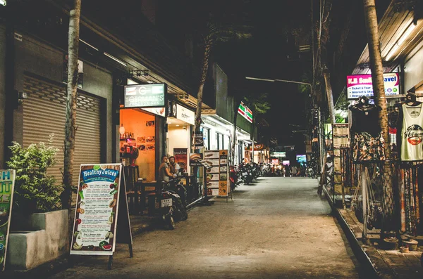 Rua do resort durante a noite — Fotografia de Stock