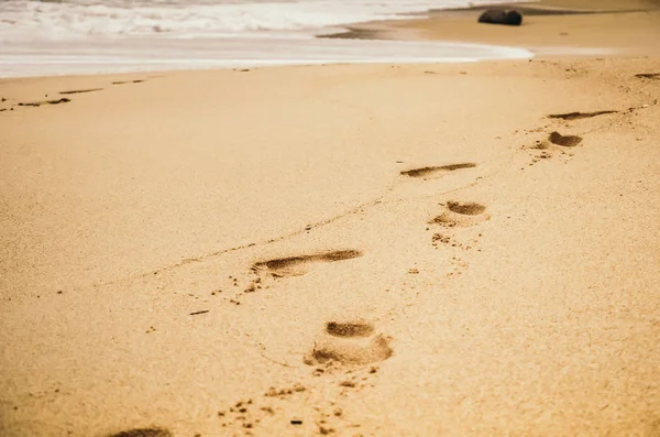 kum üzerinde ayak izleri