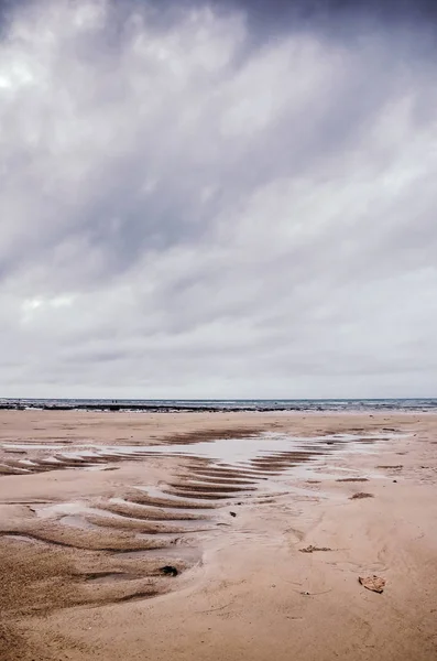 Немає води на пляжі в похмуру погоду — стокове фото