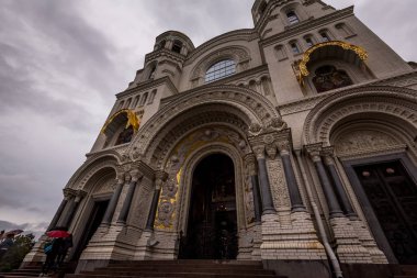 Katedral girişinde kemer