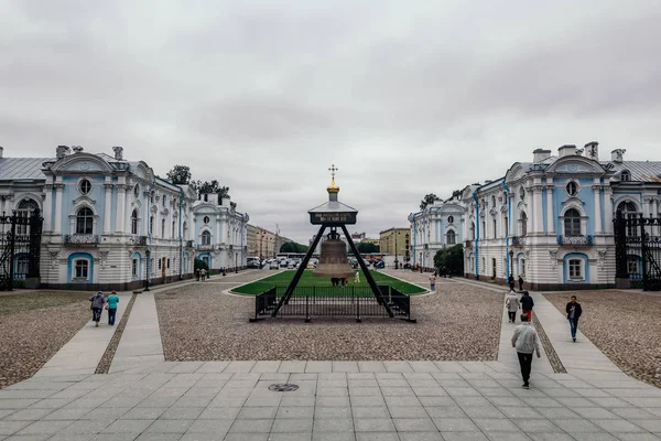 İnsanlar katedral Meydanı'nda yürürken, insanlar