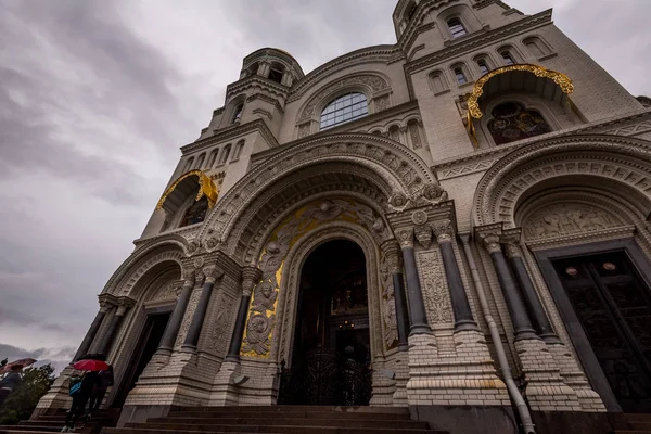 Katedral girişinde kemer