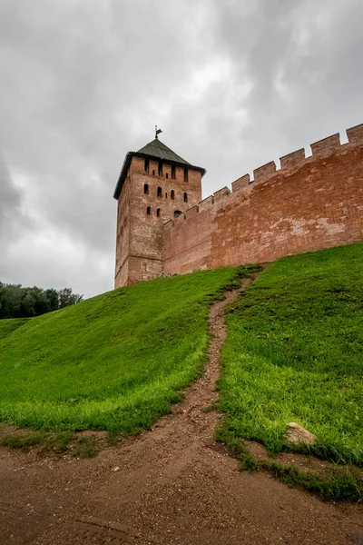 Şehrin Ortaçağ savunma duvarı