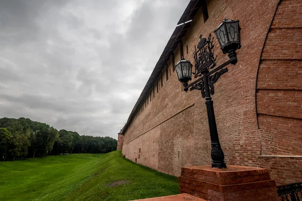 Eski tuğla duvar ile fener giriş