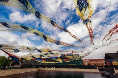 Kanal üzerinde şaşırtıcı sanat yükleme