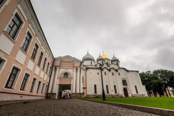 Görünümünü kasvetli gün parkta Manastırı