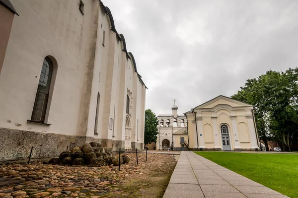 Manastır eski karmaşık yolu