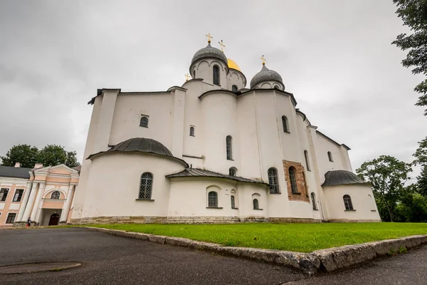 Стародавня церква в прекрасному парку — стокове фото