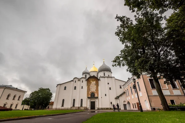 Beyaz Ortodoks katedrali kasvetli günde