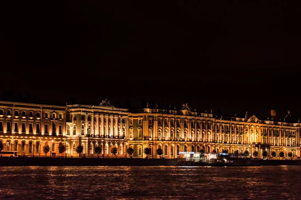 Karanlık gece ve ışıklı şehir mimarisi