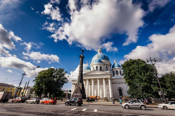 Beyaz Katedrali dış görünümünü Caddesi üzerinde