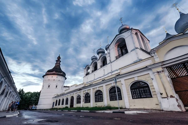 Вежа і церква — стокове фото