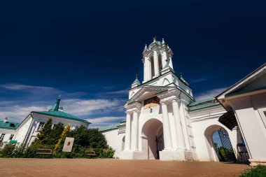 Kule ve eski manastır giriş