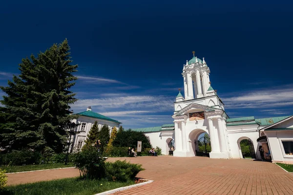 Eski manastırın girişinde