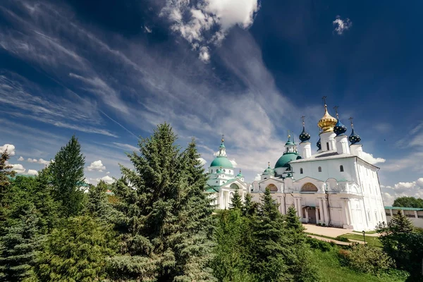 Woods ve manastır Binası