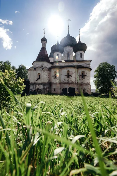 Bulutlu gün Kilisesi'nin harap duvarları
