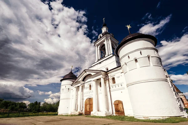 Біла історична будівля церкви — стокове фото