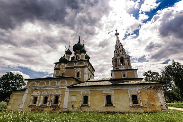 Vecchia chiesa il giorno nuvoloso — Foto Stock