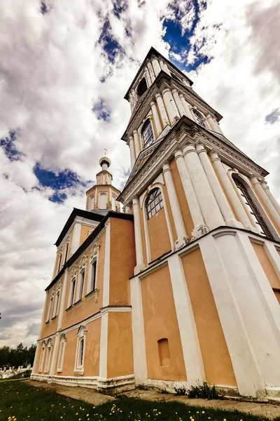 Iglesia cristiana amarilla —  Fotos de Stock