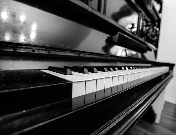 Keys of the old piano — Stock Photo, Image