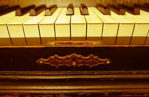 Keys of the old piano — Stock Photo, Image