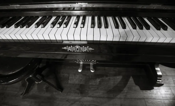 오래 된 피아노의 키 — 스톡 사진