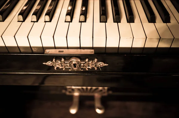 Keys of the old piano — Stock Photo, Image