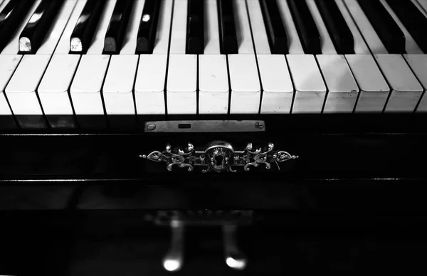 Klíče od staré piano — Stock fotografie