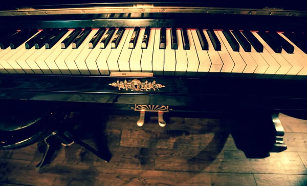 Keys of the old piano — Stock Photo, Image