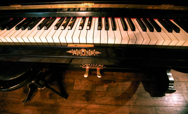 Tasti del vecchio pianoforte — Foto Stock