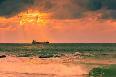 Novorossiysk Bay yollarda batan güneşin ışınları gemi.