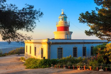 Yükselen güneş ışınlarının yılında deniz feneri