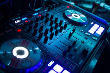 dj mikser kontrol ses gece kulübünde parti, bulutlar ile disk