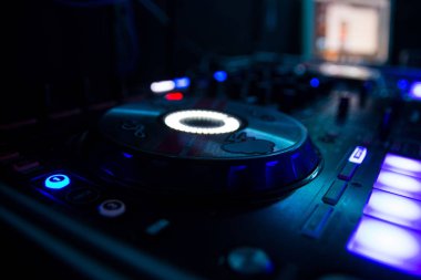 DJ mix masa mavi tonları ve ışıklar gece kulübünde